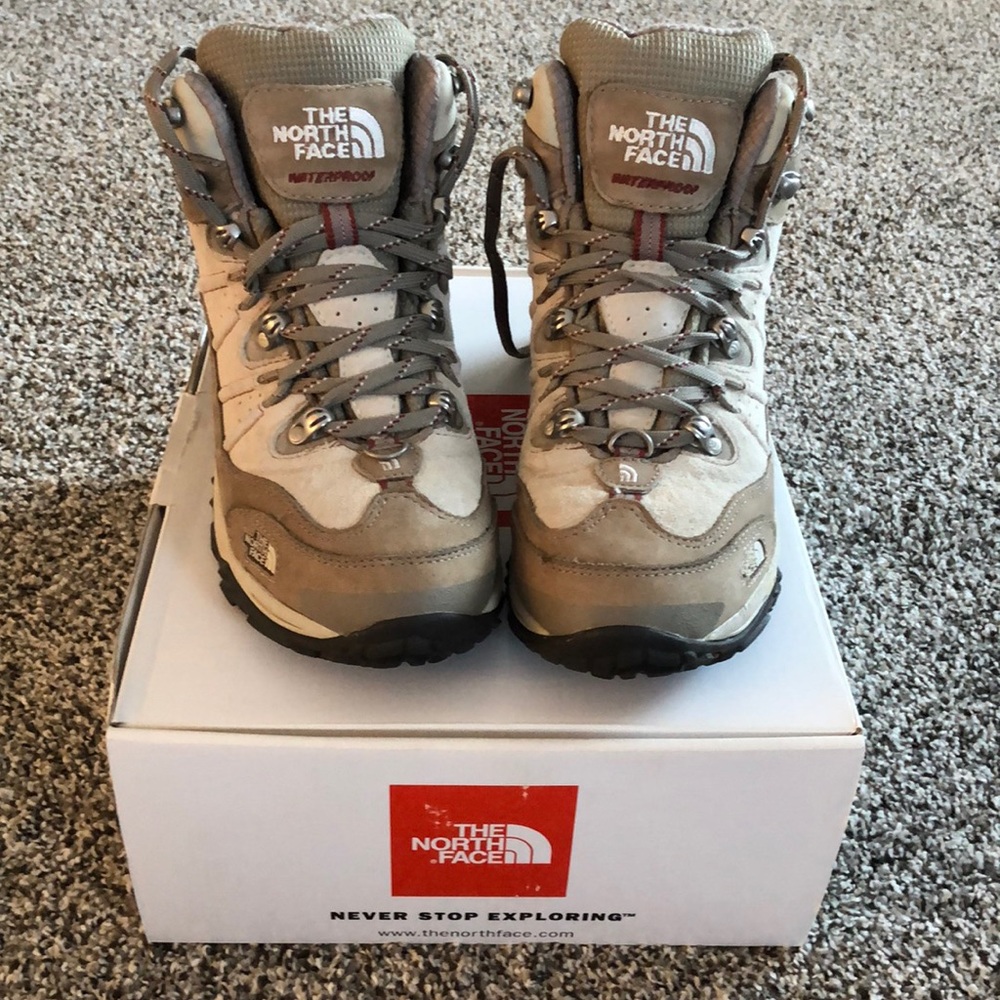 EUC Womens North Face boots 6 1/2
